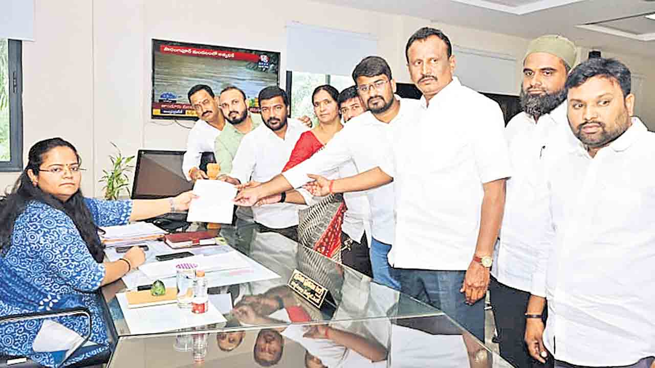 బీఆర్‌ఎస్‌ కౌన్సిలర్ల పై వివక్ష ఎందుకు?