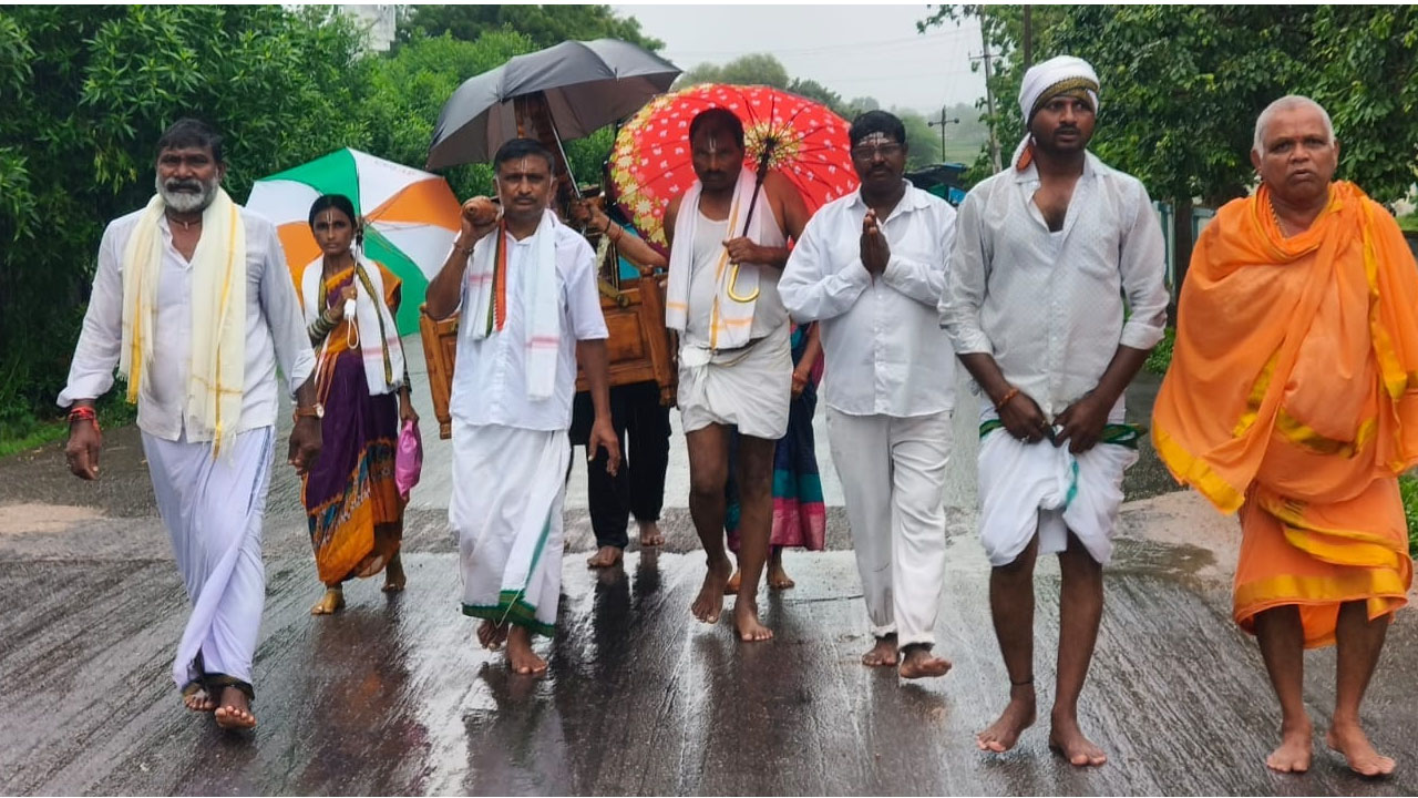 Giri Pradakshana | రేకొండ లక్ష్మీనరసింహస్వామి ఆలయంలో వైభవంగా గిరిప్రదక్షణ