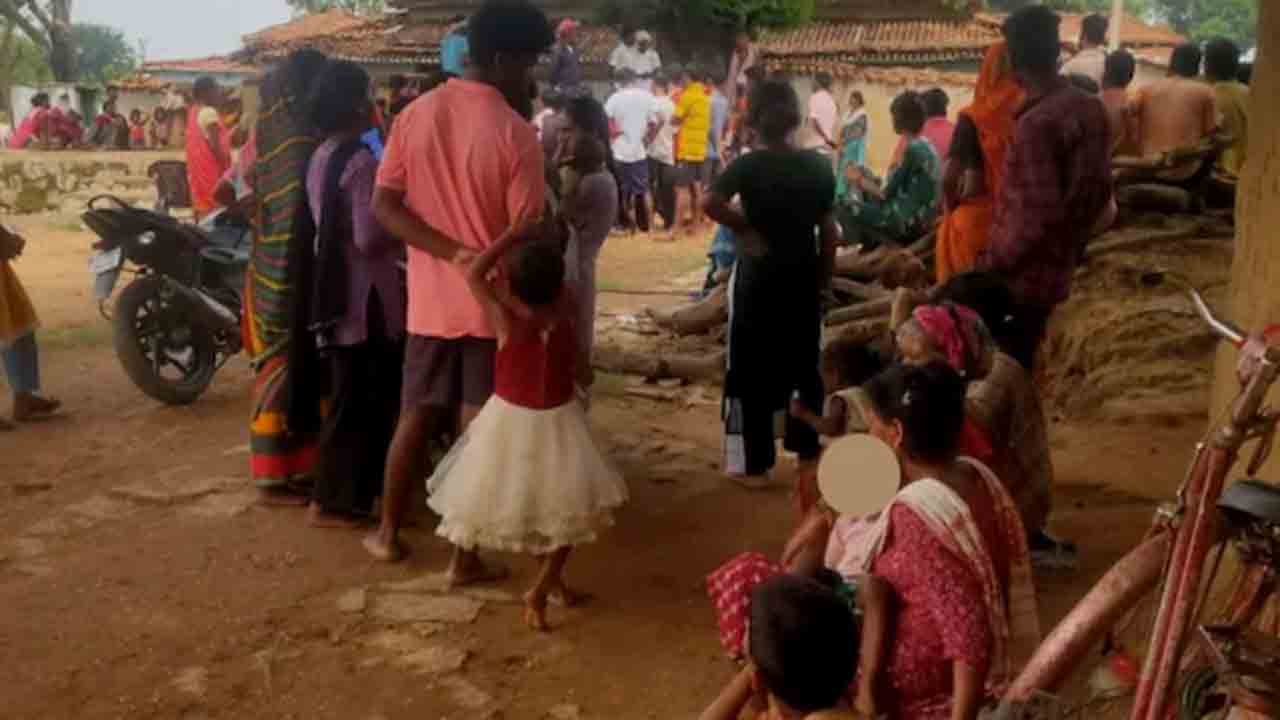 Panchayat Punishment | మూడేళ్ల చిన్నారిపై వ్యక్తి అత్యాచారం.. లక్ష జరిమానా విధించిన పంచాయతీ