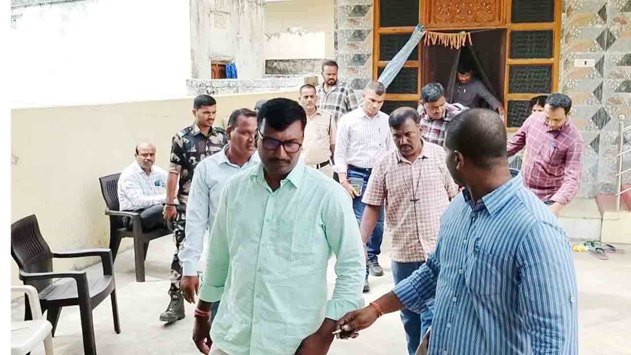 Bribe | లంచం తీసుకుంటూ పట్టుబడ్డ ఏఈ