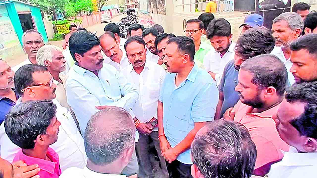 కౌన్సిలర్‌పై మట్టి మాఫియా దాడి