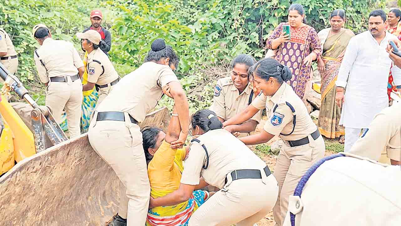 ప్రాణంపోయినా భూములు వదులుకోం!.. జేసీబీ బొక్కెనలో పడుకొని రైతు కుటుంబ సభ్యుల నిరసన
