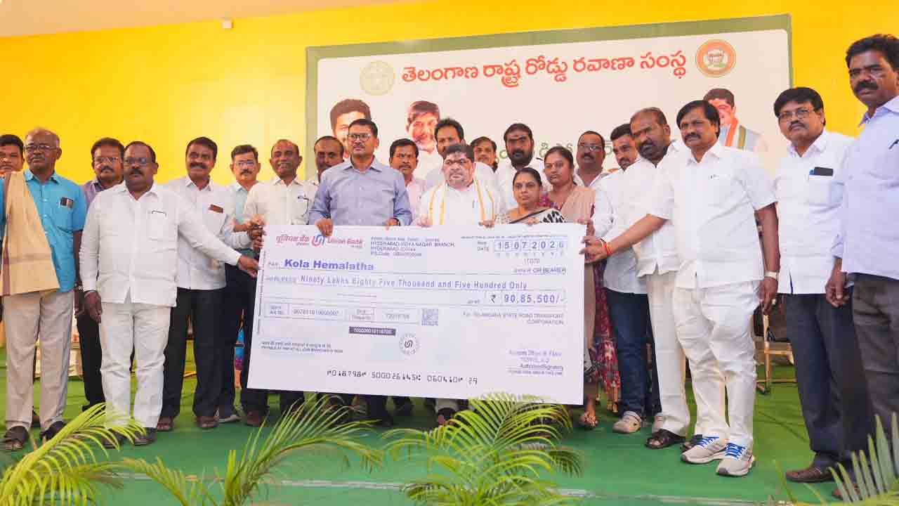 Ponnam Prabhakar | శంకర్‌ కుటుంబానికి అండగా ఆర్టీసీ ఉద్యోగులు.. .రూ.90 లక్షల చెక్కు అందజేత
