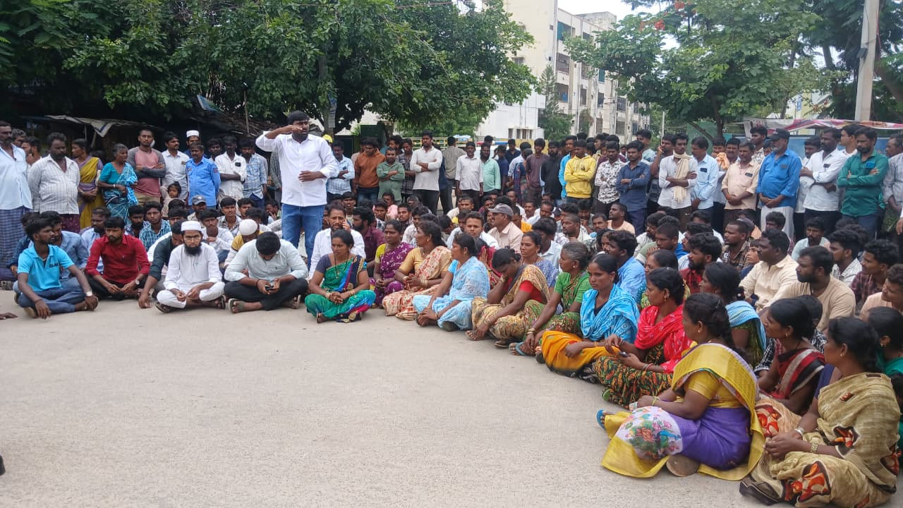 Protests | విద్యార్థి మృతికి కారణమైన లెక్చరర్‌పై కేసు నమోదు చేయాలని ధర్నా