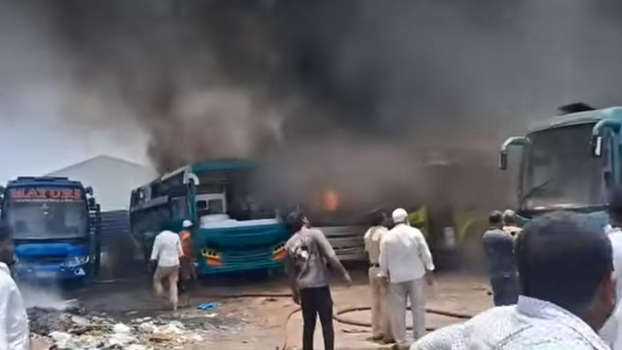 Private Buses | మెకానిక్‌ షెడ్డులో ప్రమాదవశాత్తు మంటలు.. ఏడు ప్రైవేట్‌ బస్సులు దగ్ధం
