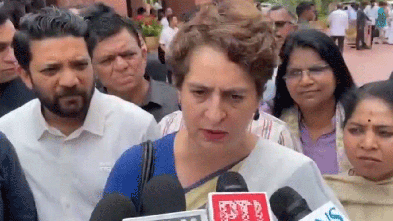 Priyanka Gandhi | విద్యార్థుల‌ను ప్రేమ‌గా చూసుకోవ‌డం అంటే ఇదేనా..? : ప్రియాంకాగాంధీ