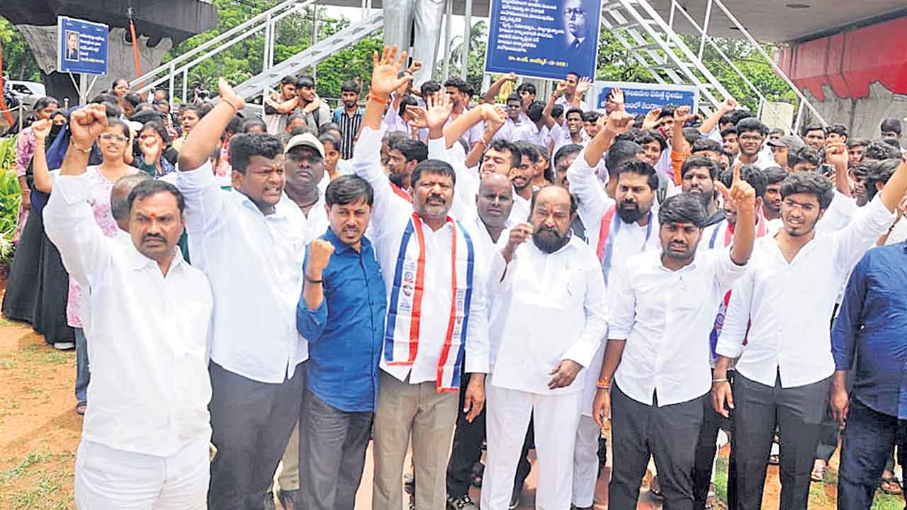 ఫీజు బకాయిల కోసం పోరుబాట
