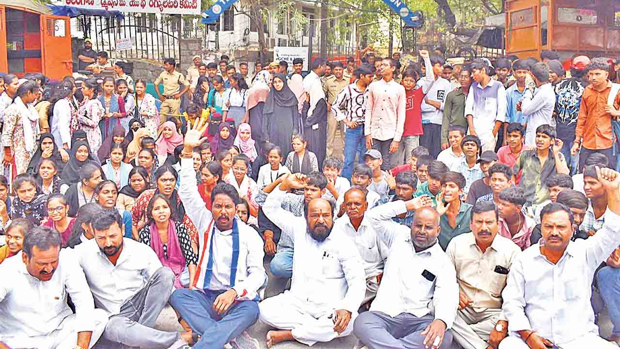 ఫీజు బకాయిలు వెంటనే విడుదల చేయాలి