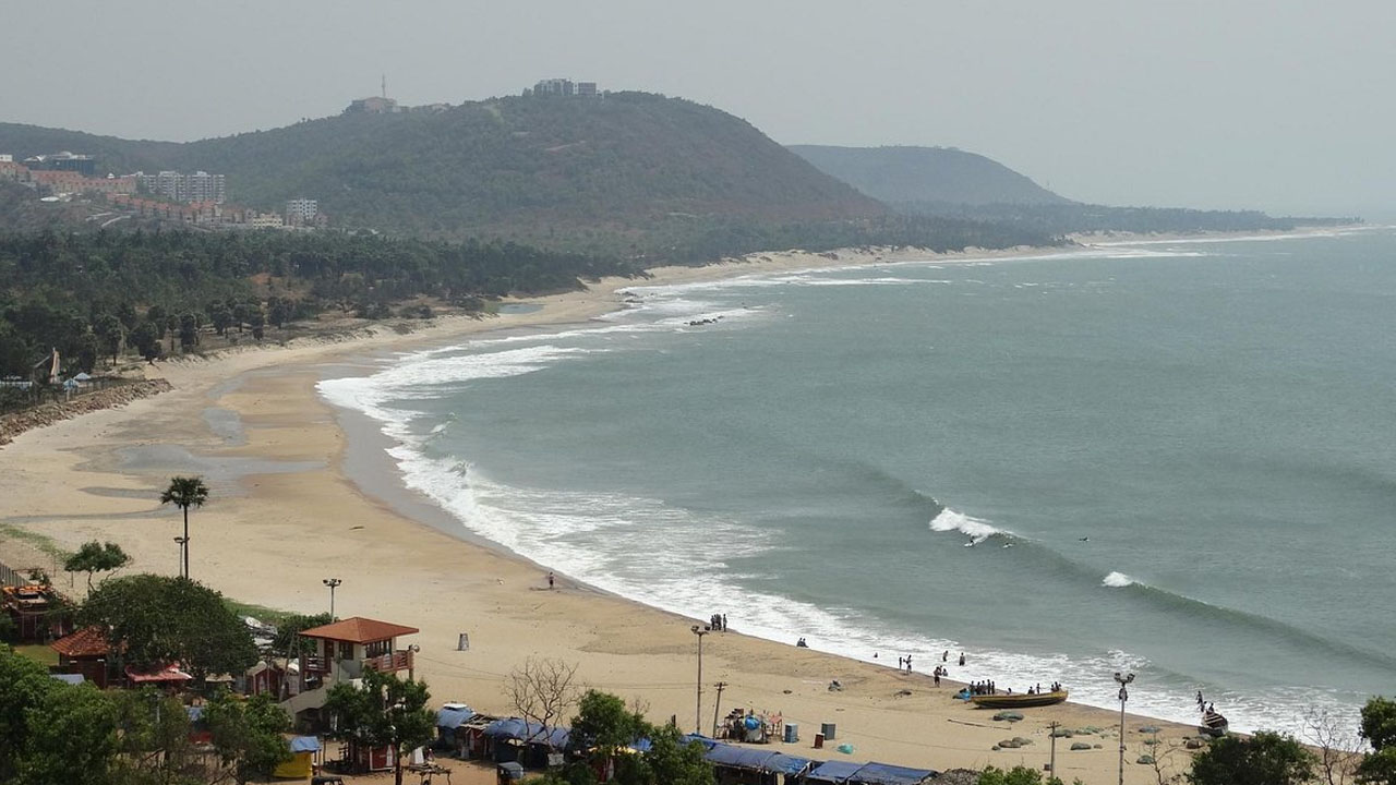 Nalgonda Tourists | విశాఖలో ఐదుగురు నల్గొండ పర్యాటకులను కాపాడిన బీచ్ లైఫ్‌గార్డులు
