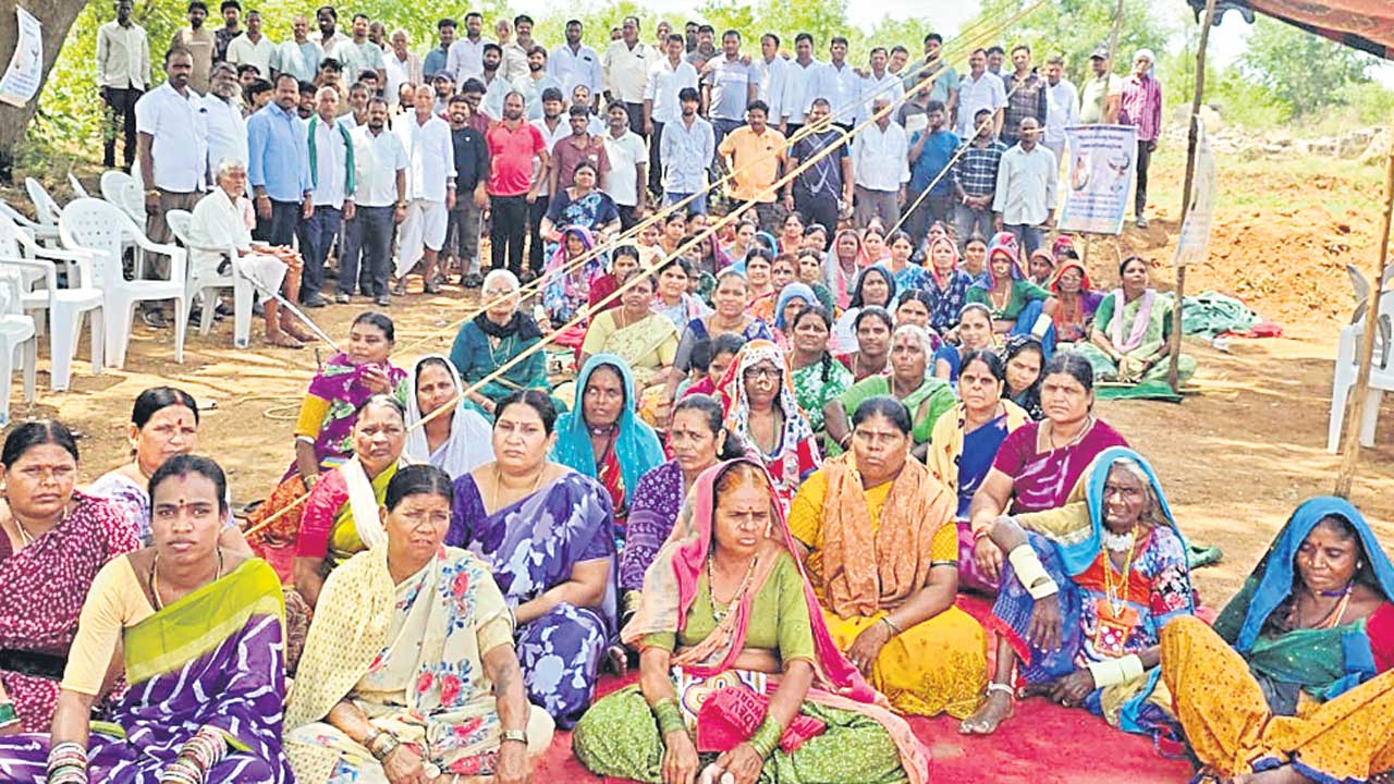 భూములు తిరిగి ఇవ్వకపోతే