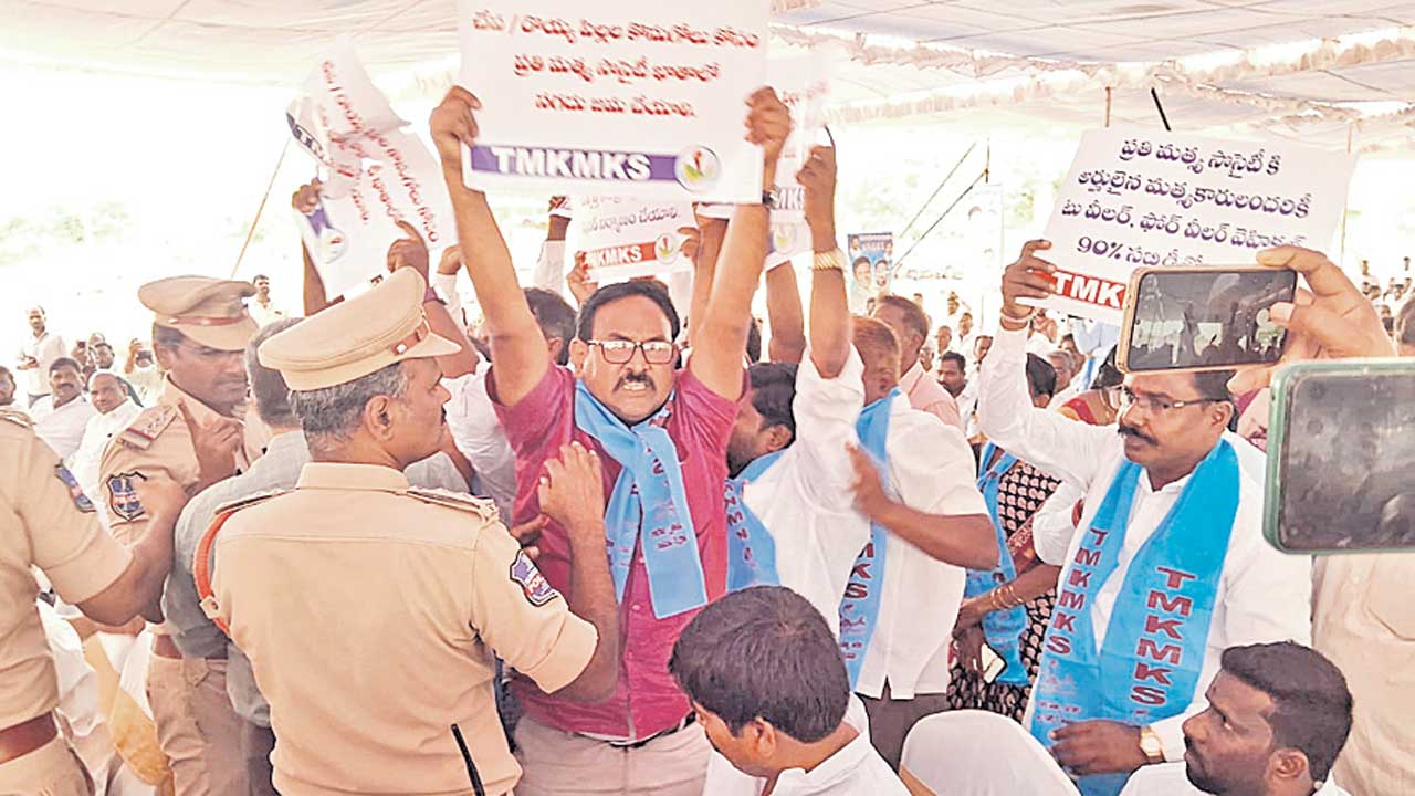 మంత్రి శ్రీహరికి నిరసన సెగ