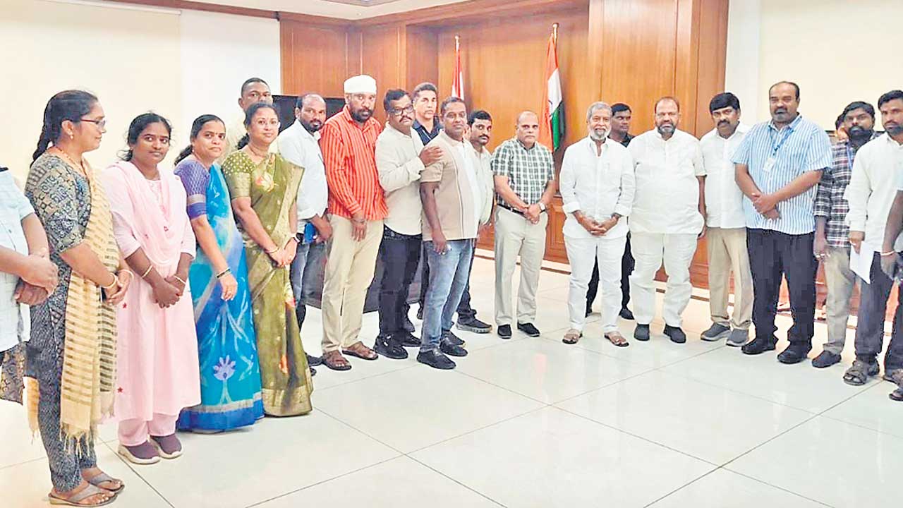 ఈ అధికారి మాకొద్దు..