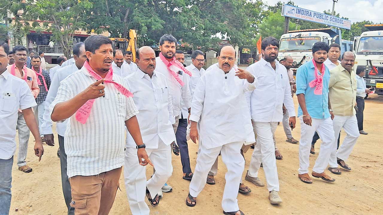 కాంగ్రెస్‌ నేతల కబ్జా