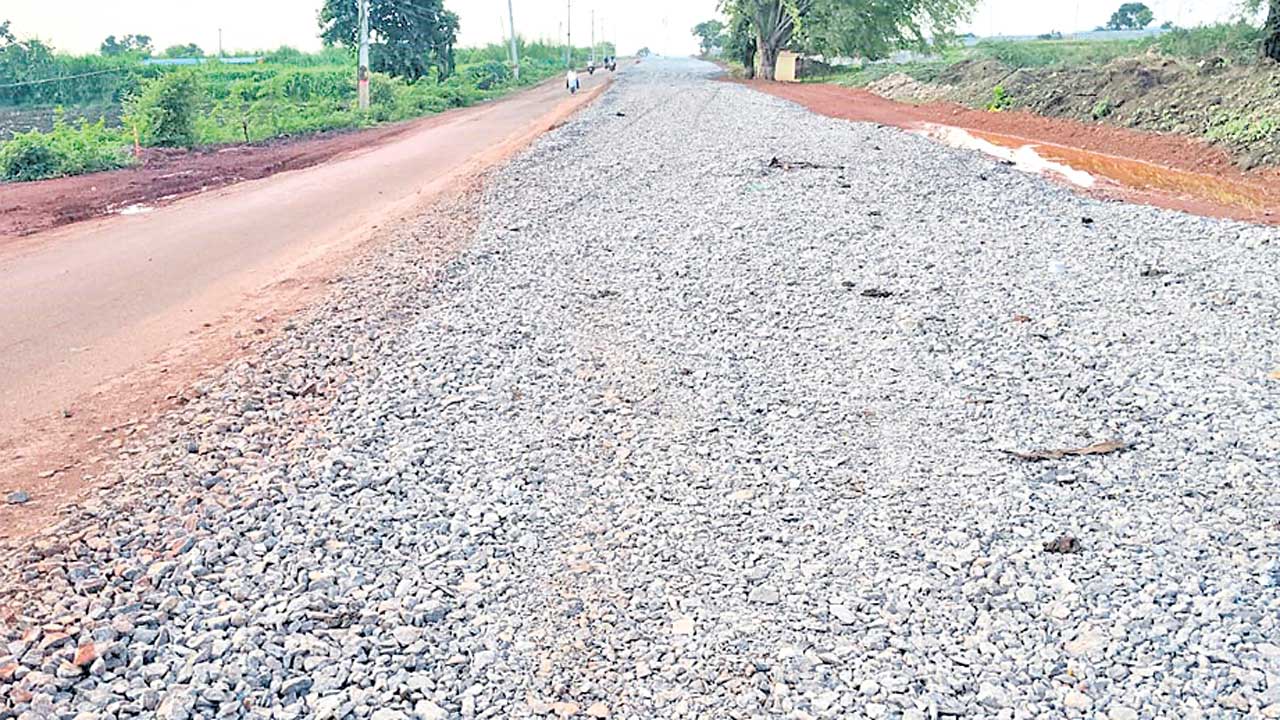 ఆగిన పనులు.. సాగని ప్రయాణం