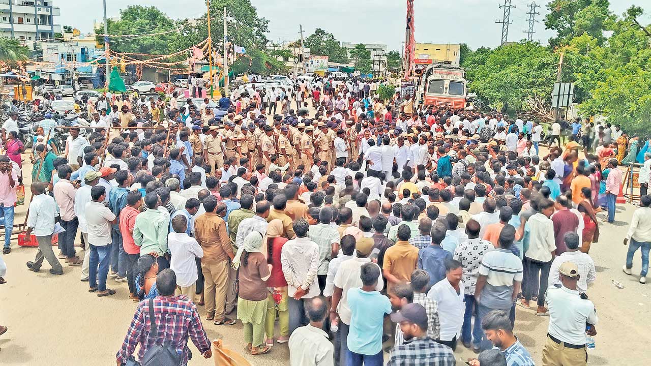 అట్టుడికిన షాబాద్‌