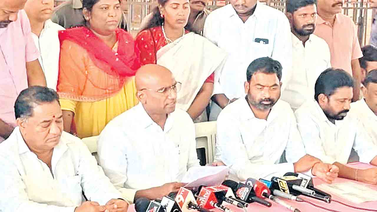 హక్కులను కాలరాస్తున్న సీఎం రేవంత్‌రెడ్డి