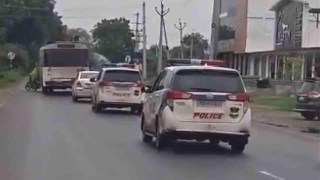 RTC Bus | బస్టాండ్‌లోకి వెళ్లి ఆర్టీసీ బస్సును ఎత్తుకెళ్లిన దొంగ.. వీడియో