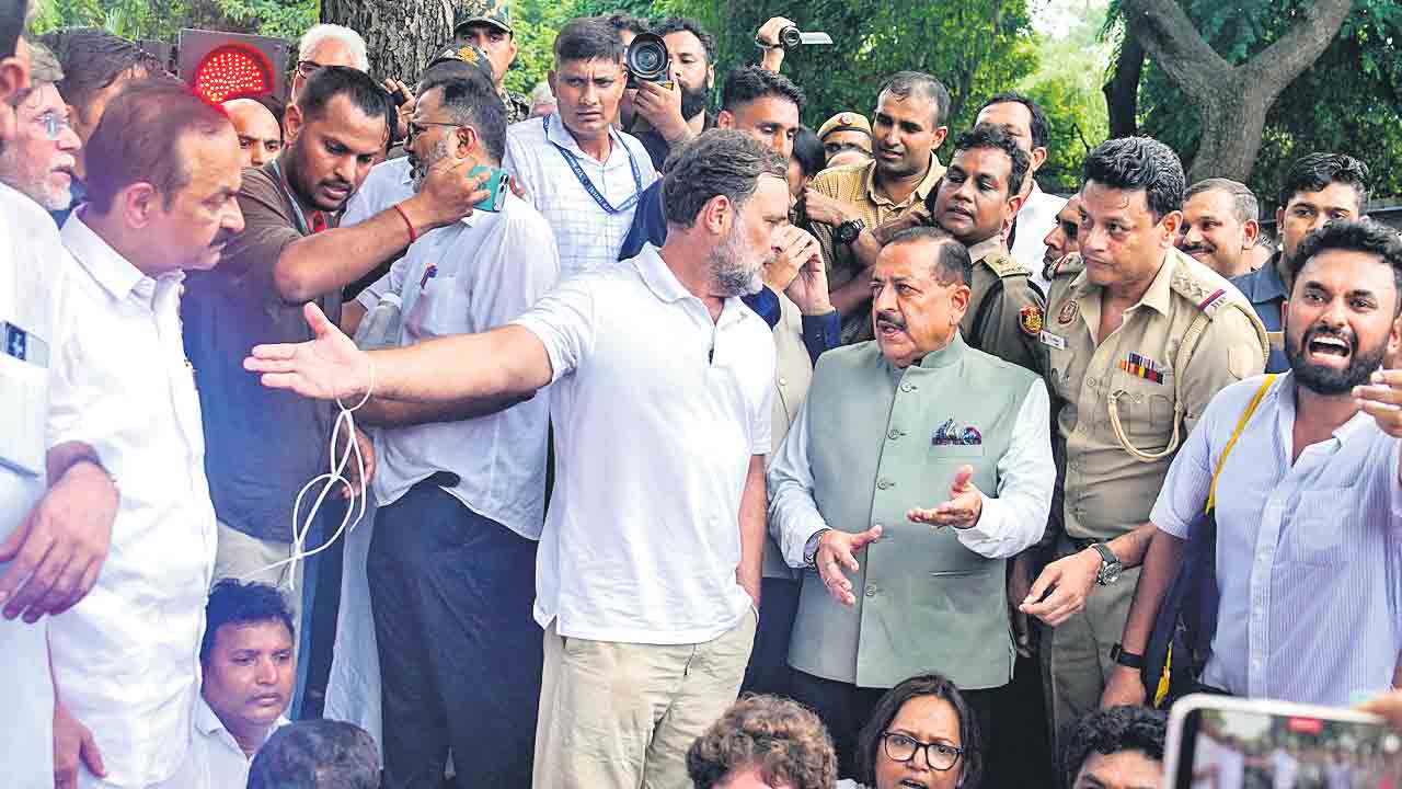 బీజేపీ-కాంగ్రెస్‌ మిలాఖత్‌!