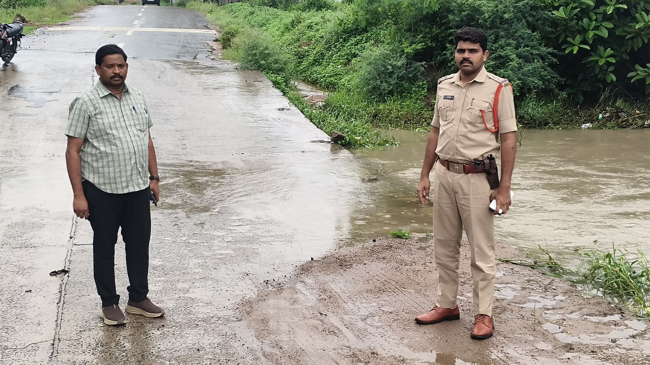MPDO Anil Reddy | వర్షాలతో ప్రజలు అప్రమత్తంగా ఉండాలి : ఎంపీడీవో అనిల్ రెడ్డి