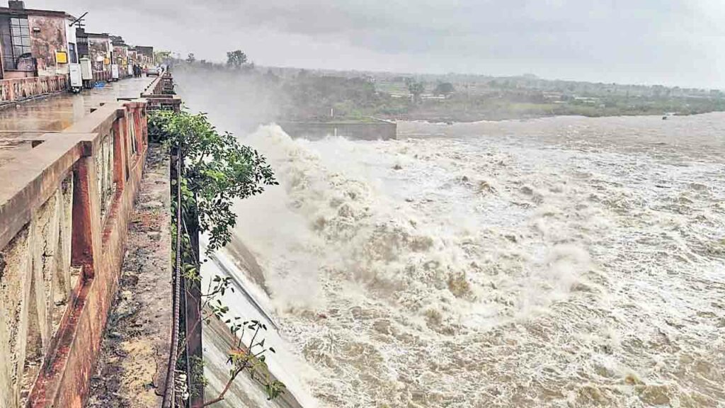 విస్తారంగా వానలు.. పొంగుతున్న వాగులు.. వరదతో ప్రాజెక్టులు