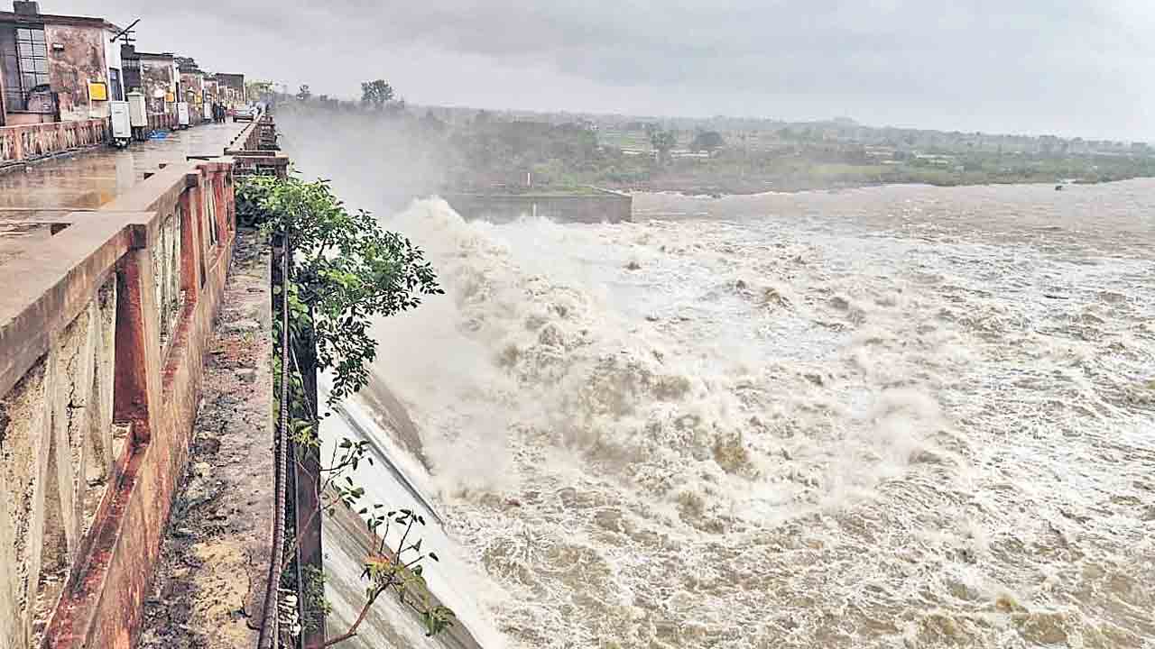 విస్తారంగా వానలు.. పొంగుతున్న వాగులు.. వరదతో ప్రాజెక్టులు
