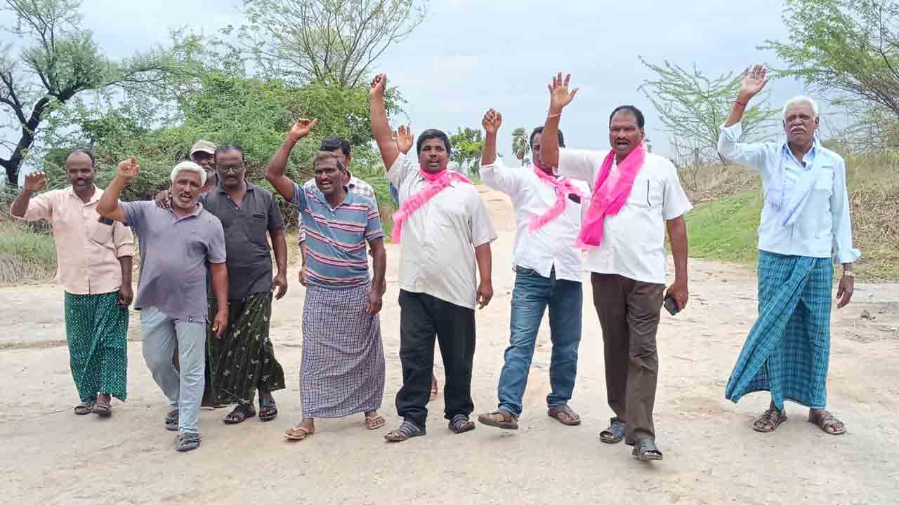 Rekonda Bridge | నిధులు మంజూరైనా బ్రిడ్జి ఎందుకు నిర్మించలేదు.. రైతులతో కలిసి బీఆర్ఎస్ నిరసన
