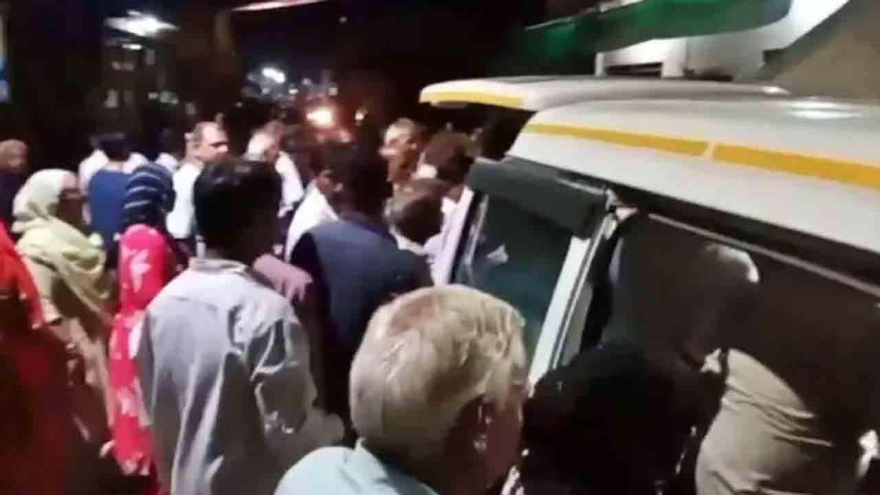 Woman alive At Last Rites | మహిళ మరణించినట్లు డాక్టర్లు ప్రకటన.. అంత్యక్రియలకు తరలిస్తుండగా శరీరంలో కదలిక