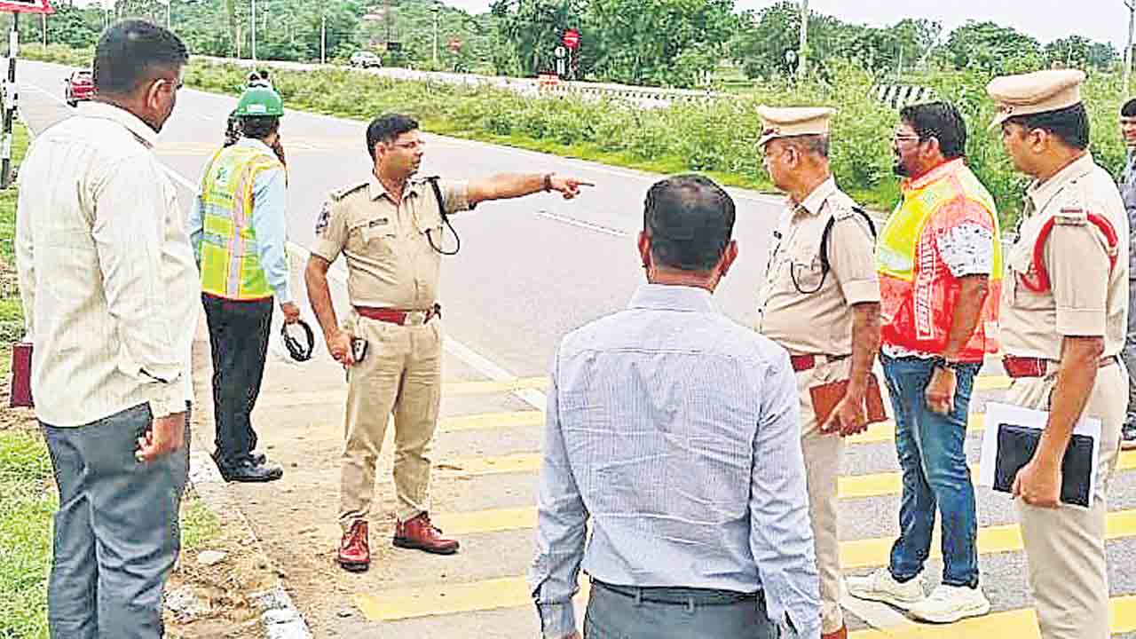 కారు బోల్తా.. ముగ్గురు మృతి