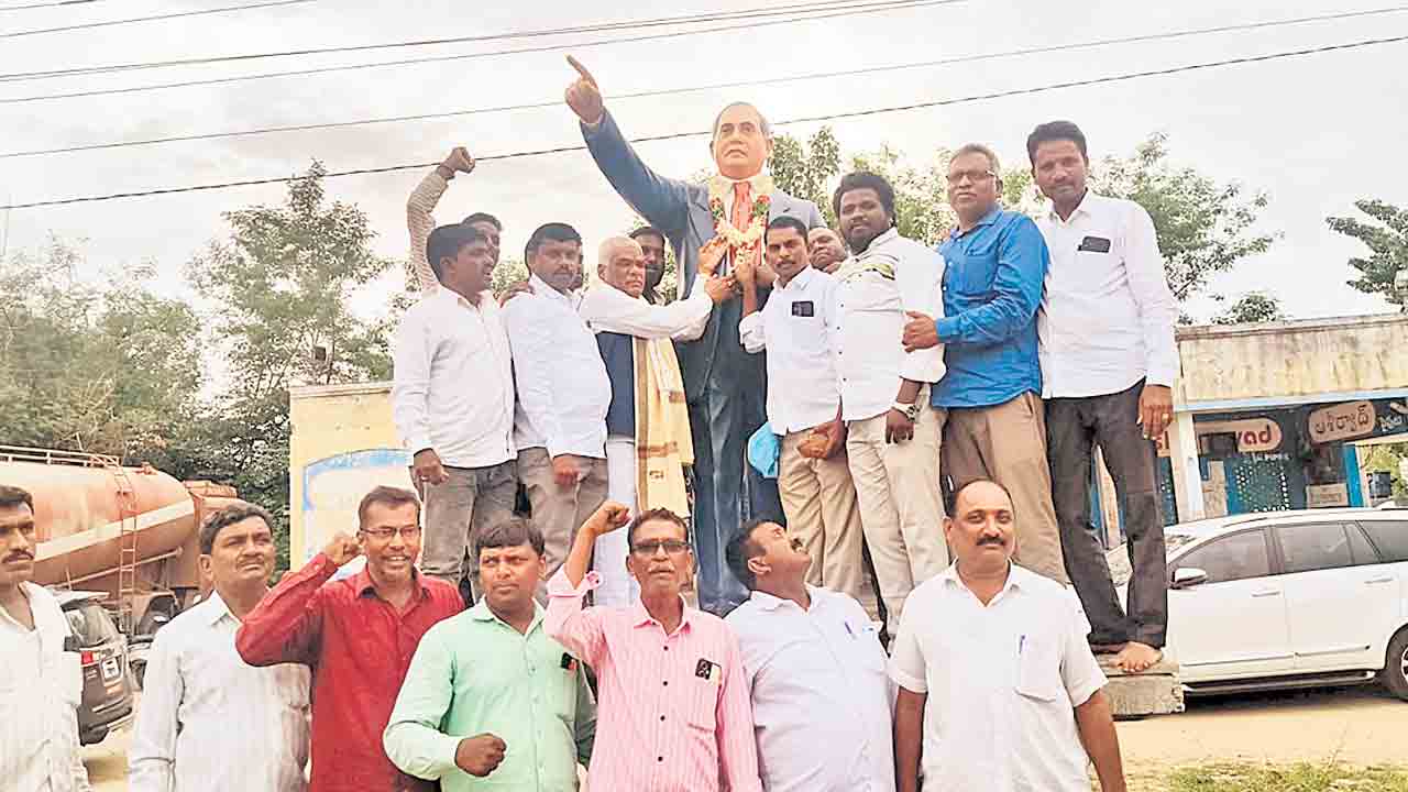 అధికార పార్టీకి ఎస్సీ, ఎస్టీ కమిషన్‌ చైర్మన్‌ ఝలక్‌