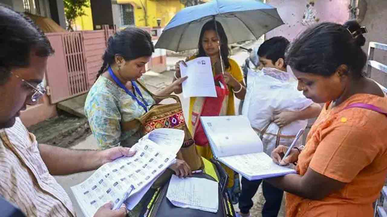 సర్‌ విధుల్లో నిర్లక్ష్యం.. ముగ్గురు ఈఆర్వోలకు షోకాజ్‌ నోటీసులు