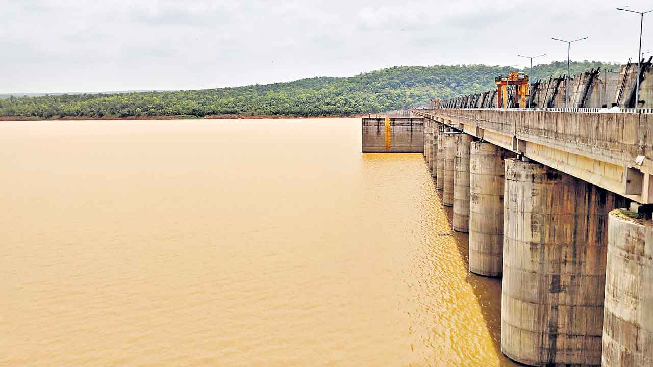 పడావున మేడిగడ్డ.. అండగా దేవాదుల!