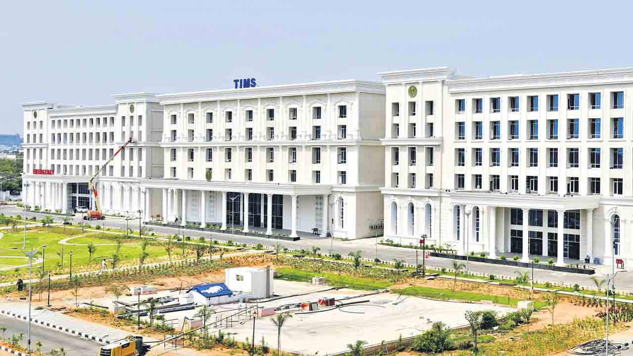 చెల్లింపులతోనే వైద్యసేవలు