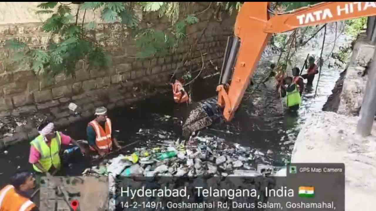 Sanitation Workers | ఇదీ కాంగ్రెస్ సర్కార్‌.. ఓపెన్‌ నాలాల్లో కార్మికులతో ఎలా పని చేయిస్తున్నారో చూడండి..?