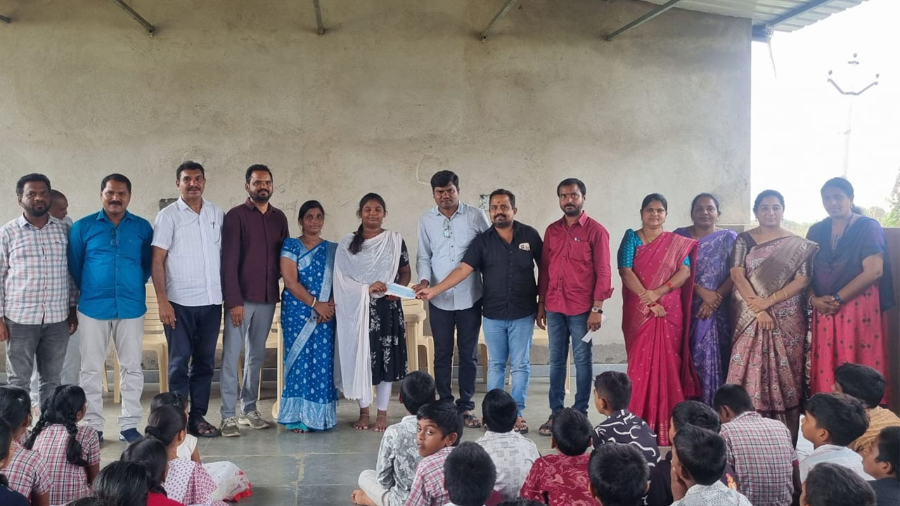 Scholarships | విద్యార్థులకు ఉపకార వేతనాలు అందజేసిన చారిటబుల్‌ ట్రస్టు నిర్వాహకులు