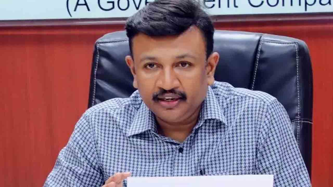 ఫీల్డ్‌కు వెళ్లకుండా ఆఫీసుల్లో కూర్చుంటారా?.. అధికారులపై ఇరిగేషన్‌ కార్యదర్శి ఫైర్‌