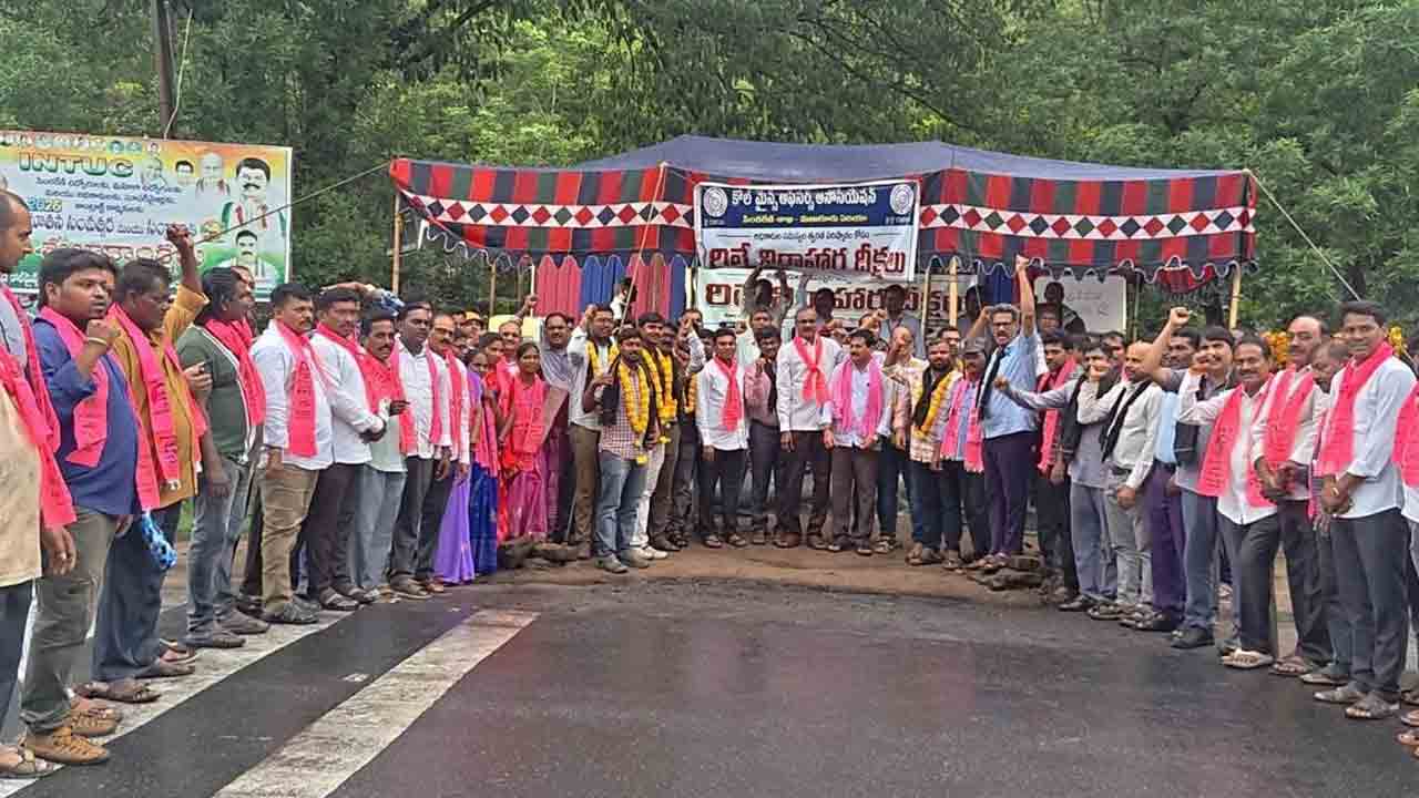 డిమాండ్ల పరిష్కారంలో మొండివైఖరి వీడాలి