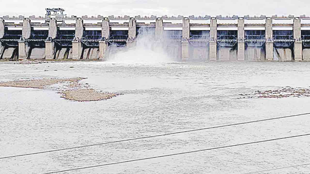 సింగూర్‌ నుంచి నీటి విడుదల
