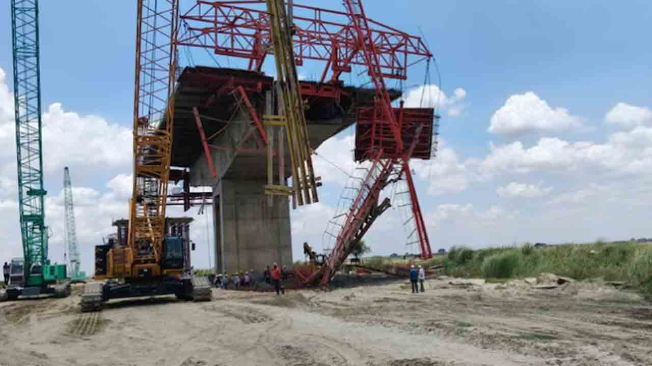 Bridge Slab collapses | కూలిన నిర్మాణంలో ఉన్న వంతెన స్లాబ్‌.. నలుగురు కార్మికులకు గాయాలు