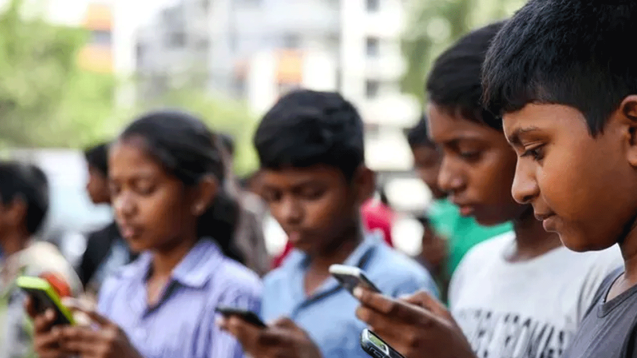 Uniong Govt | దేశంలో ప‌ద‌హారేళ్ల‌లోపు పిల్ల‌ల‌కు సోష‌ల్ మీడియా నిషేధం.. ప‌రిశీలిస్తున్న కేంద్రం..!