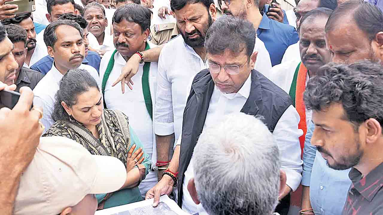 రహదారి విస్తరణ పనులను పరిశీలించిన మంత్రి