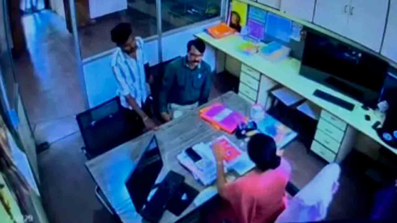 Student Stabs Teacher | టీసీ కోసం వివాదం.. టీచర్‌పై కత్తితో దాడి చేసిన స్టూడెంట్‌