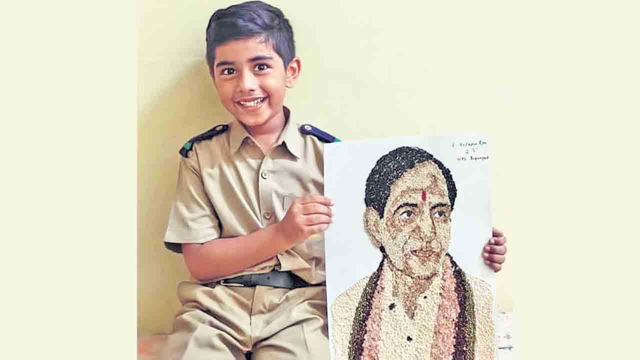 ధాన్యం గింజలతో కేసీఆర్‌ చిత్రం