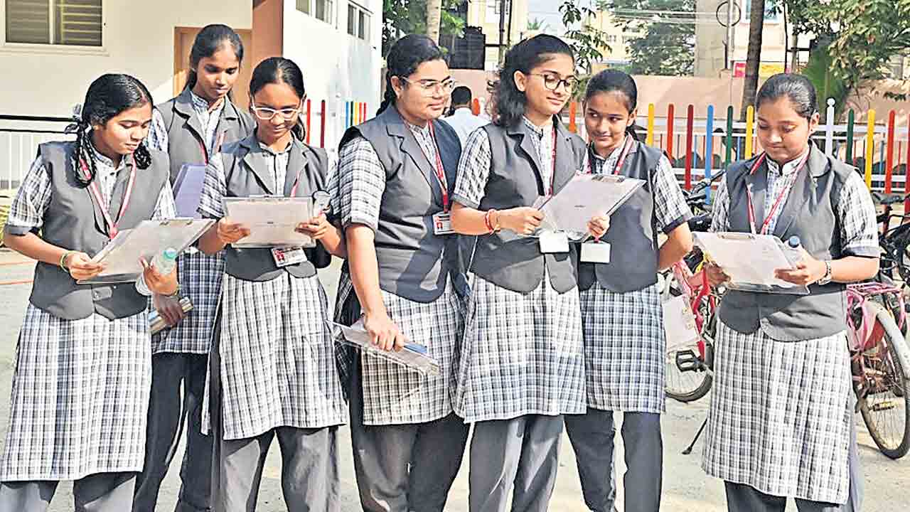 కాలేజీల్లో సీట్లు అయిపోయాక పరీక్షా..!