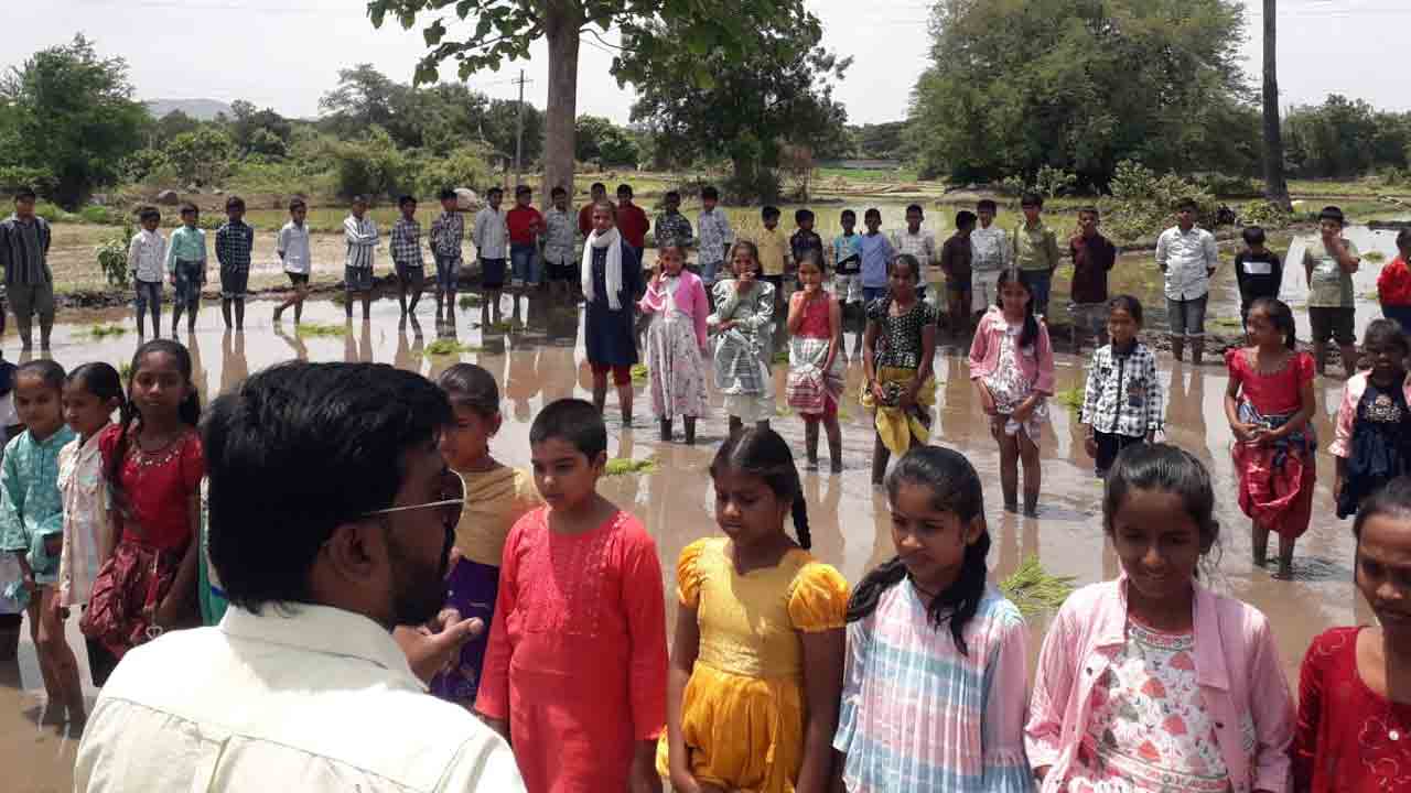 Students Farming | వరి నాట్లు వేసిన విద్యార్థులు