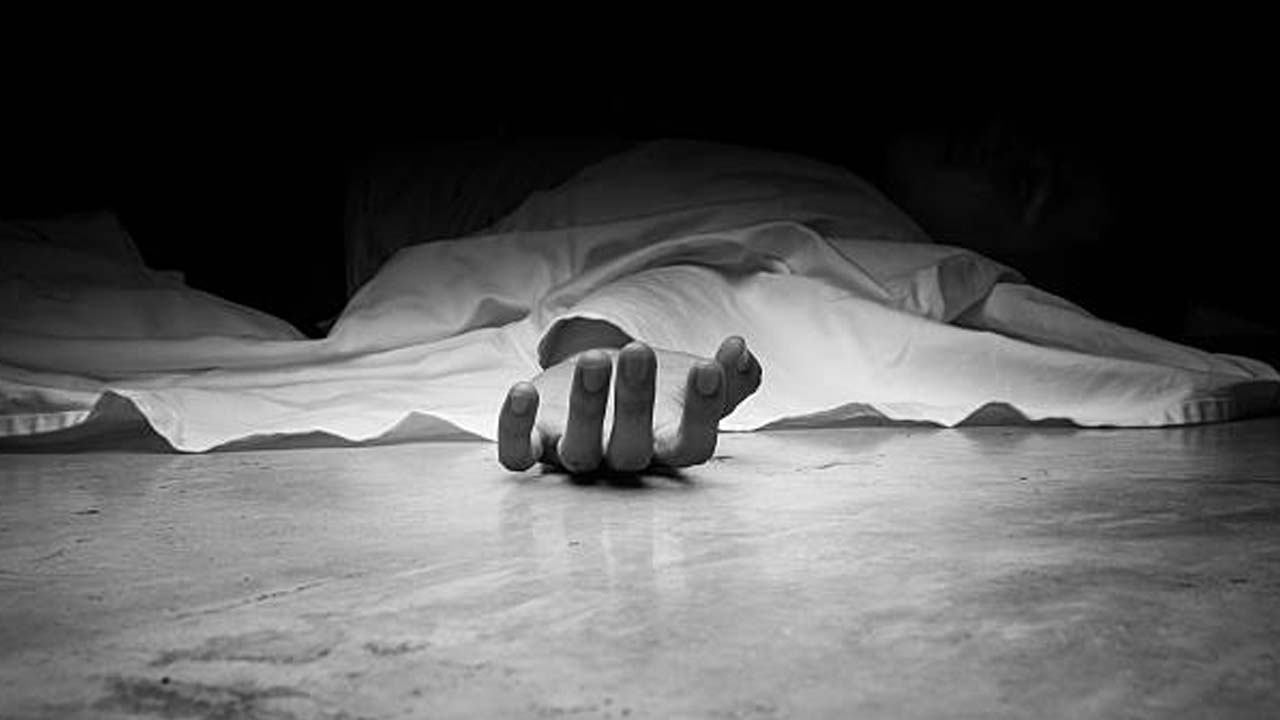Tahsildar Suicide | రైలు కిందపడి తహసీల్దార్‌ ఆత్మహత్య