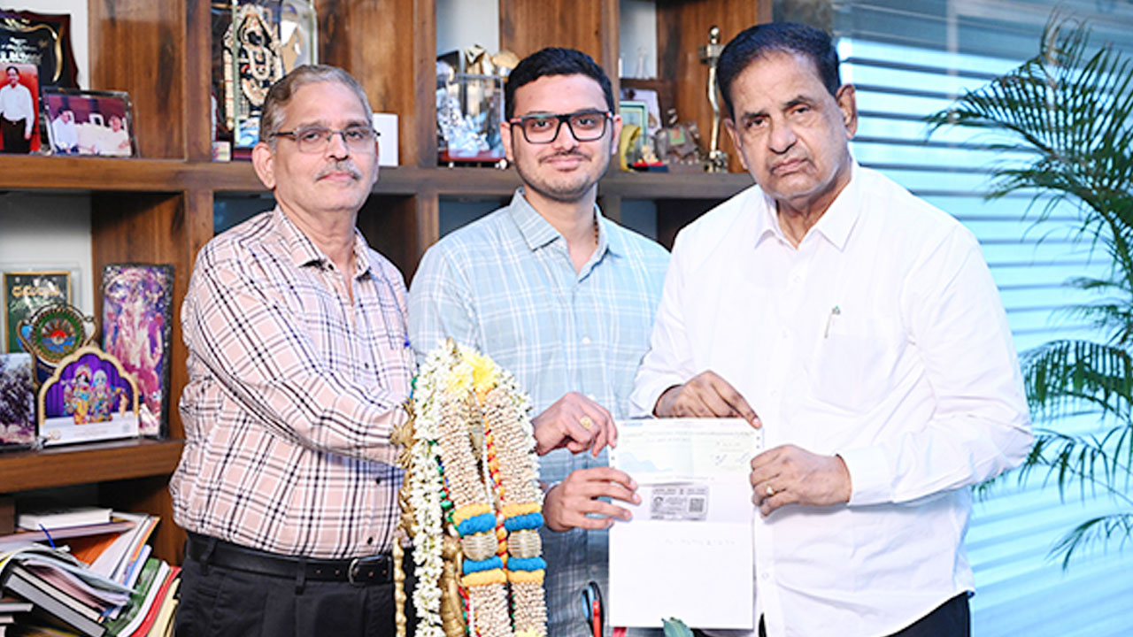 TTD Donation | తిరుమల,తిరుపతి దేవస్థానం అన్న ప్రసాదం ట్రస్టుకు రూ.10 లక్షలు విరాళం