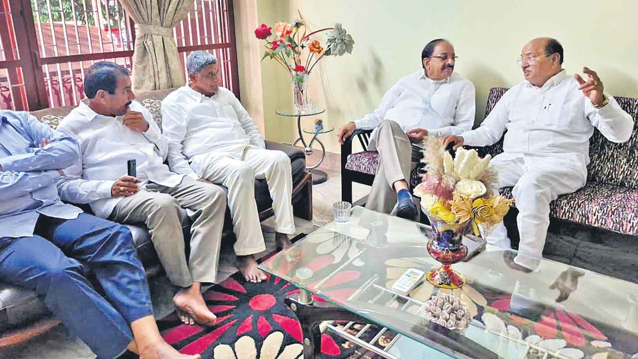 ఏపీలో గోరంట్ల బుచ్చయ్య చౌదరితో తుమ్మల భేటీ