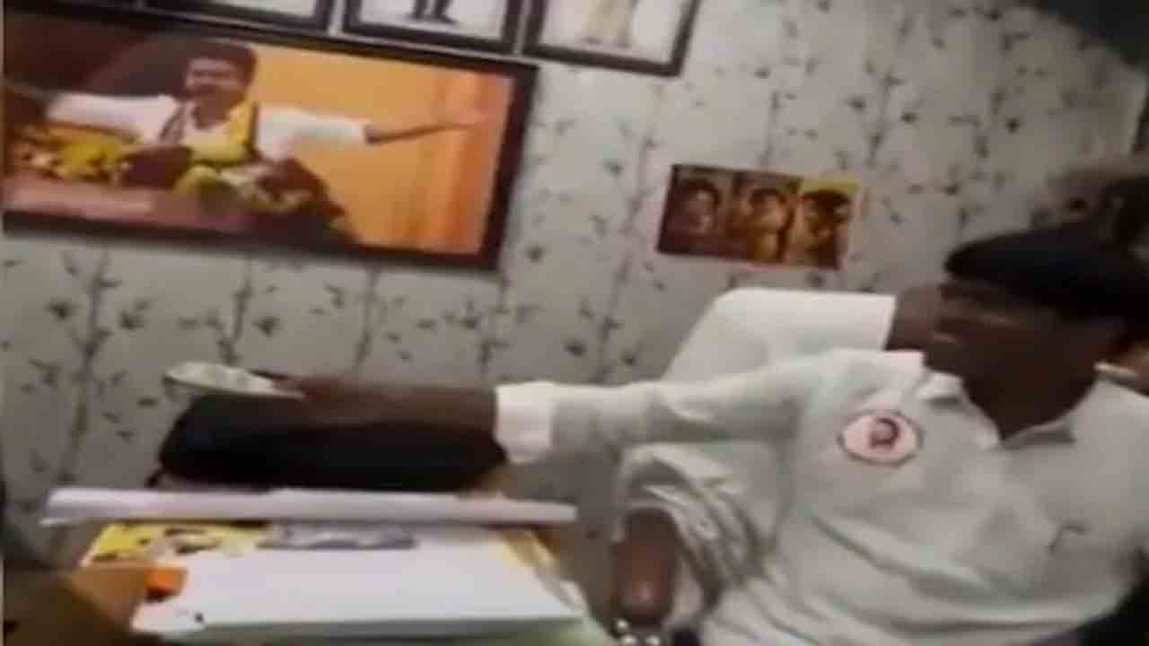Watch: కాంట్రాక్టర్‌ నుంచి లంచం తీసుకున్న టీవీకే నేత.. వీడియో వైరల్‌తో పార్టీ నుంచి బహిష్కరణ
