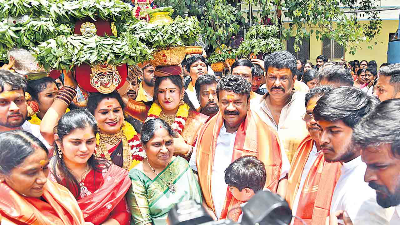పార్టీలుగా వేరైనా యాదవులంతా ఒక్కటిగా ఉండాలి