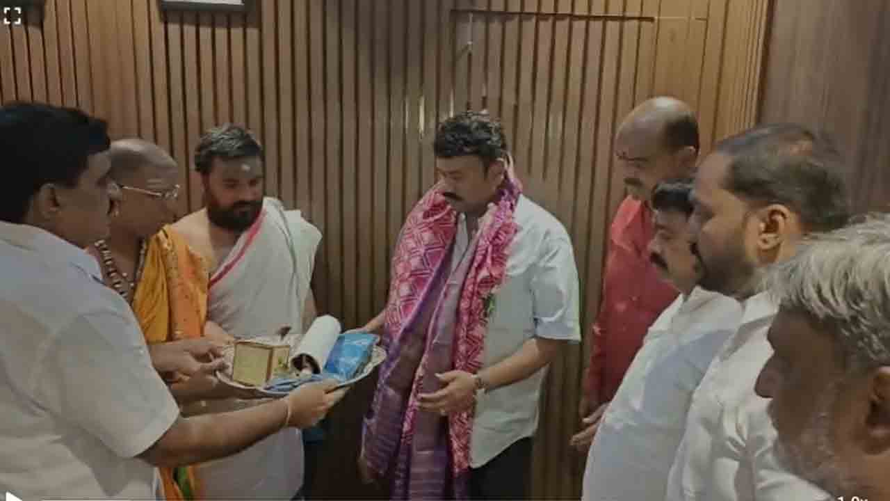 Talasani srinivas yadav | ఆషాడ బోనాల జాతరకు రండి.. తలసానికి పండితుల ఆహ్వానం.. వీడియో